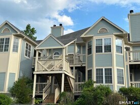 75 Redwood Dr in East Haven, CT - Building Photo
