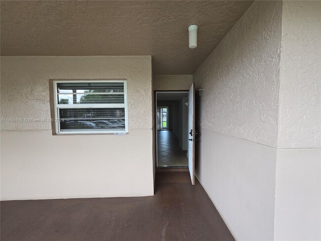 1830 Sabal Palm Dr in Davie, FL - Building Photo - Building Photo