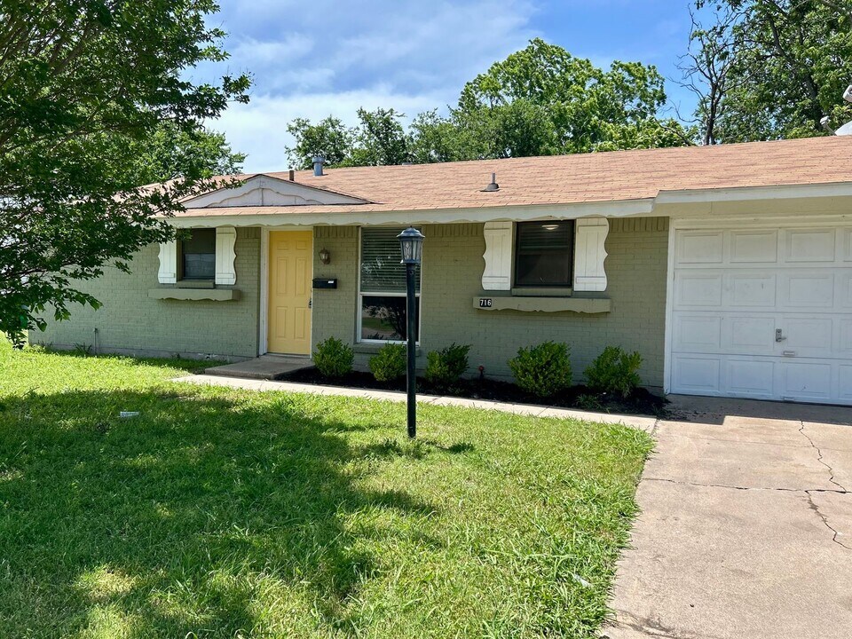 716 SW Sunset Ln in Burleson, TX - Building Photo