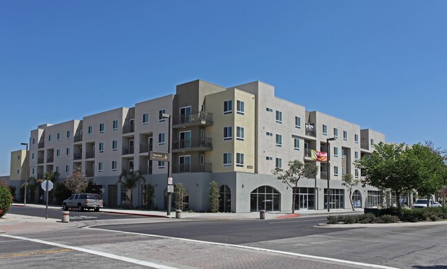 Hollydale Plaza Apartments in South Gate, CA - Building Photo - Building Photo