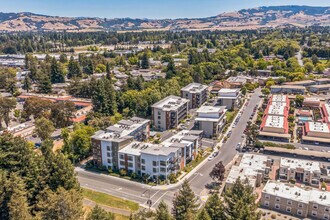 Bella Creek Apartments in Rohnert Park, CA - Foto de edificio - Building Photo