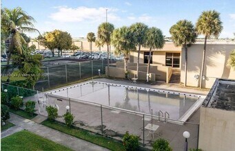 8625 NW 8th St, Unit 407 in Miami, FL - Building Photo - Building Photo
