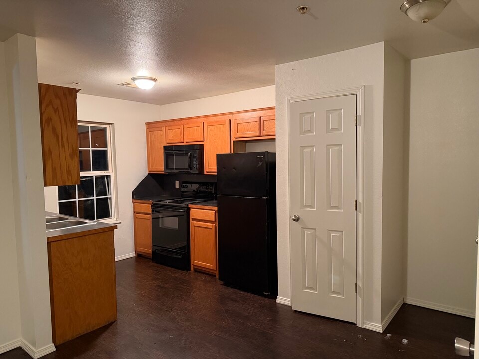 300 Russell St in Roland, OK - Building Photo