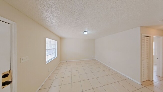 923 E Poinsettia Ave in Tampa, FL - Building Photo - Building Photo