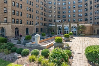 Lake Shore Towers in Lakewood, OH - Foto de edificio - Building Photo