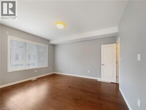 14 Whaley Ln in Hamilton, ON - Building Photo - Building Photo