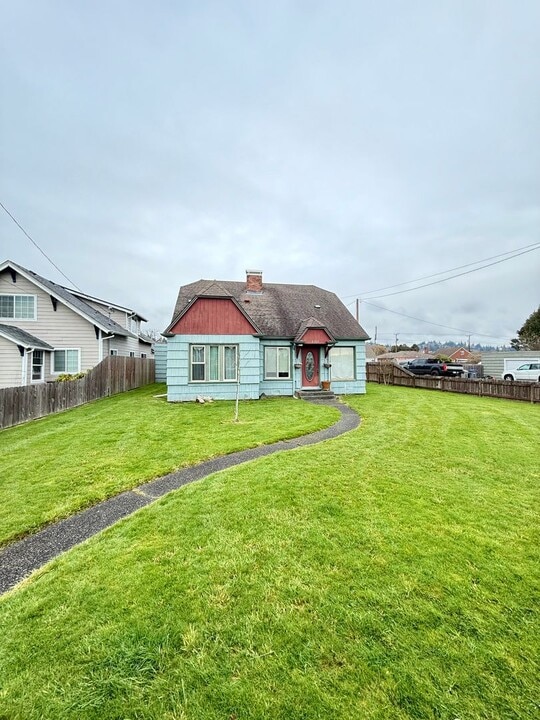 2100 Bay Ave in Aberdeen, WA - Building Photo