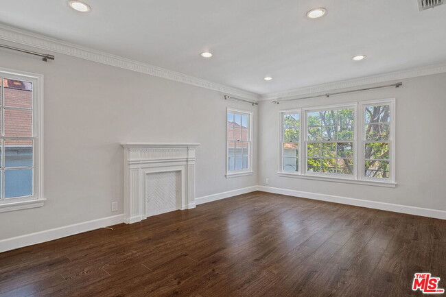 10621 Ashton Ave in Los Angeles, CA - Building Photo - Building Photo
