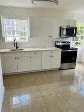 1935 Marseille Dr in Miami, FL - Foto de edificio - Building Photo