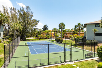 Island Village in Holmes Beach, FL - Foto de edificio - Building Photo