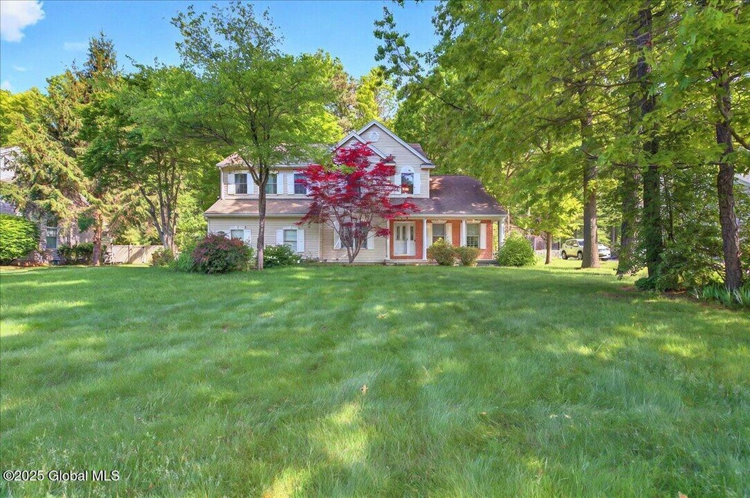 9 Tracey Ct in Clifton Park, NY - Building Photo