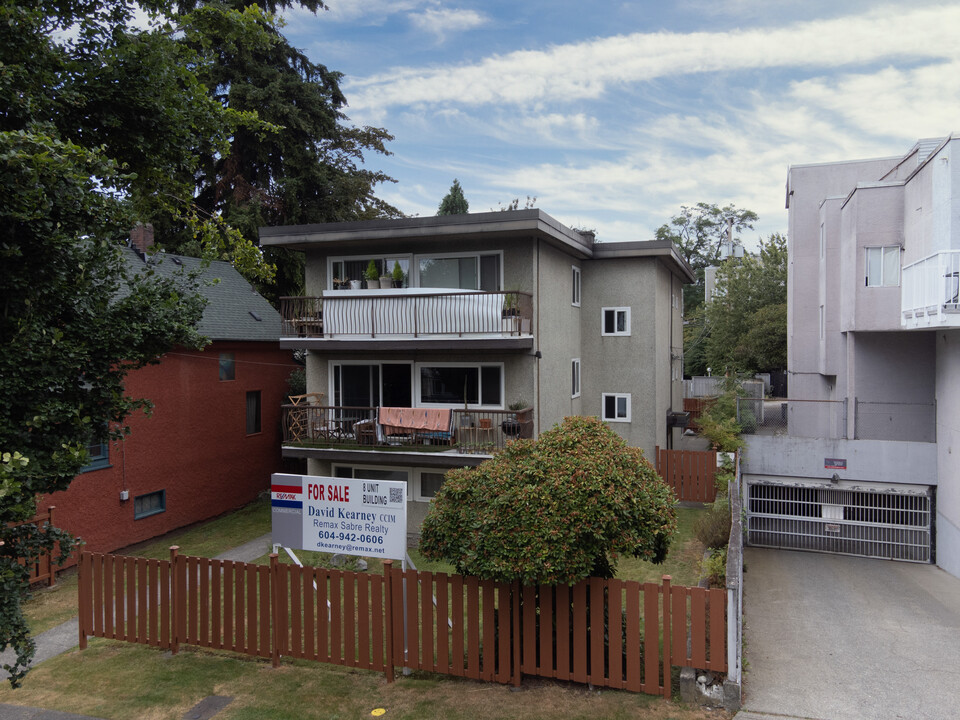 1555 5th Av E in Vancouver, BC - Building Photo