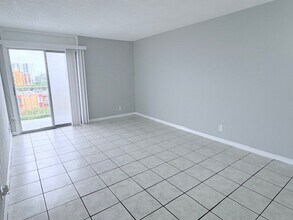 801 NW 47th Ave, Unit 704W in Miami, FL - Foto de edificio - Building Photo