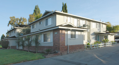 Alhambra Gardens Apartments in Santa Clara, CA - Foto de edificio - Building Photo