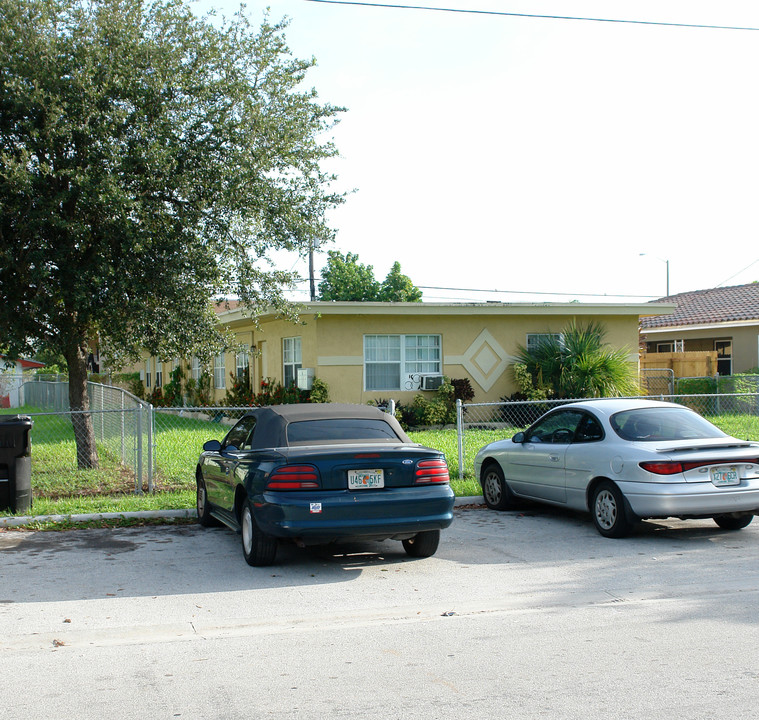 2041 NE 167th St in Miami, FL - Building Photo