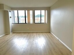 1731 Beacon St, Unit 420 in Brookline, MA - Foto de edificio - Building Photo