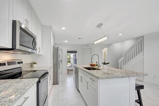 3871 Patio Ct in Palm Springs, FL - Building Photo - Building Photo