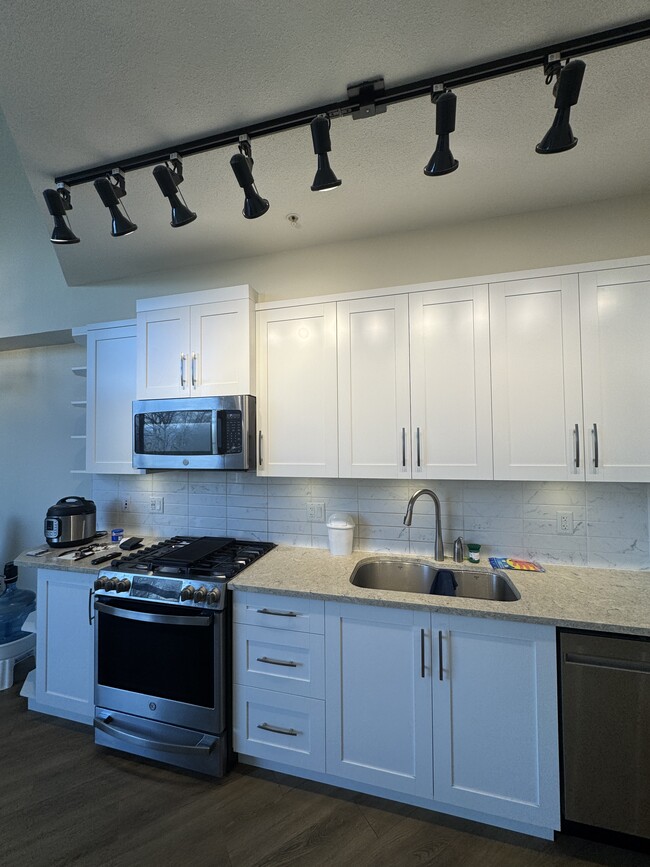 11077 Ravine Rd in Surrey, BC - Building Photo - Building Photo