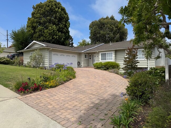 304 N Meadows Ave in Manhattan Beach, CA - Building Photo - Building Photo