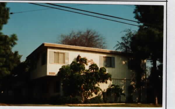 9351 Washburn Rd in Downey, CA - Foto de edificio