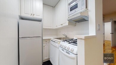 333 E 84th St in New York, NY - Building Photo - Building Photo