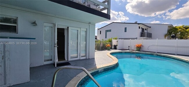 2185 NE 123rd St in North Miami, FL - Foto de edificio - Building Photo