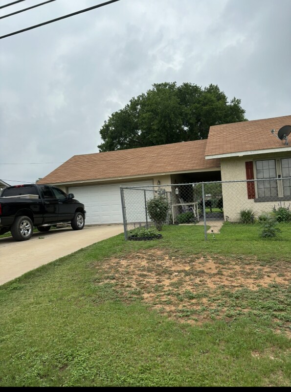 816 Hickory St in Jourdanton, TX - Building Photo - Building Photo