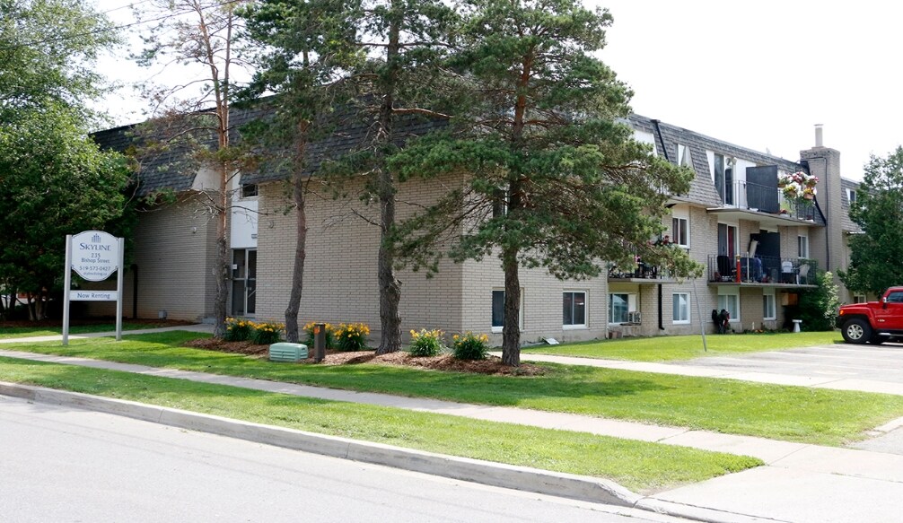 Skyway Estate Apartments in Cambridge, ON - Building Photo