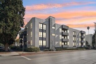 6310 Sylmar Ave in Van Nuys, CA - Building Photo