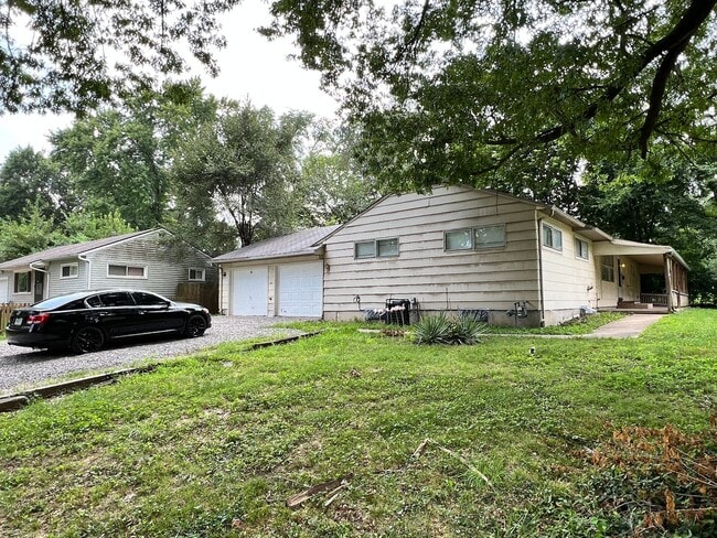 7601 Ruskin Way in Kansas City, MO - Building Photo - Building Photo