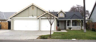 5428 W Saginaw Way in Fresno, CA - Building Photo