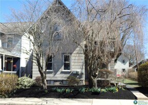 33 N Hellertown Ave in Quakertown, PA - Building Photo