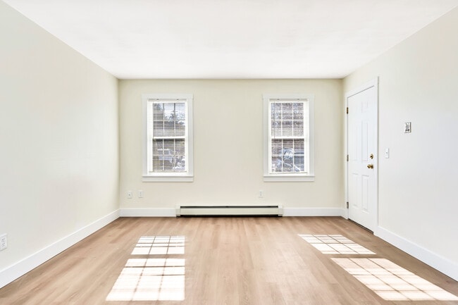 Heritage Green Apartments in North Kingstown, RI - Foto de edificio - Building Photo