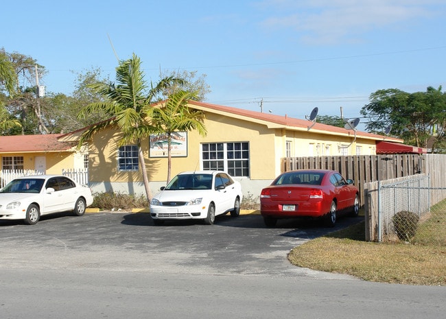 59-79 NW 10th St in Homestead, FL - Building Photo - Building Photo