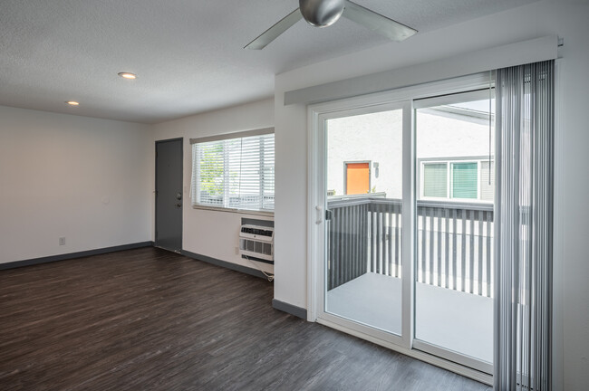 Eastside Apartments in Costa Mesa, CA - Foto de edificio - Interior Photo