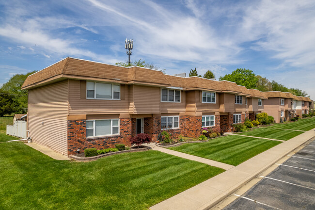 1964 E Oak Rd in Vineland, NJ - Foto de edificio - Building Photo