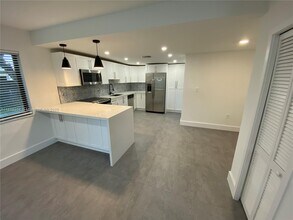 9801 SW 55th St in Miami, FL - Foto de edificio - Building Photo