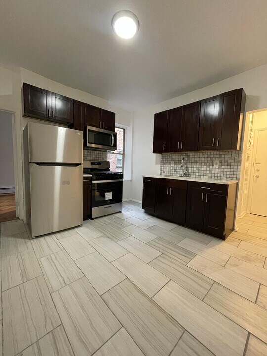 320 Avenue B in Bayonne, NJ - Building Photo