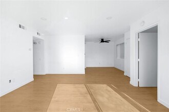 4406 Cahuenga Blvd, Unit 109 in Los Angeles, CA - Foto de edificio - Building Photo