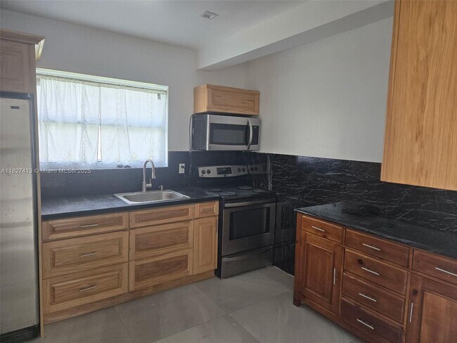 707 NE 15th St in Fort Lauderdale, FL - Foto de edificio - Building Photo