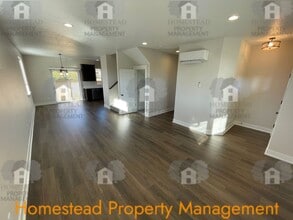 196-198 SE Lacreole Dr in Dallas, OR - Building Photo - Building Photo