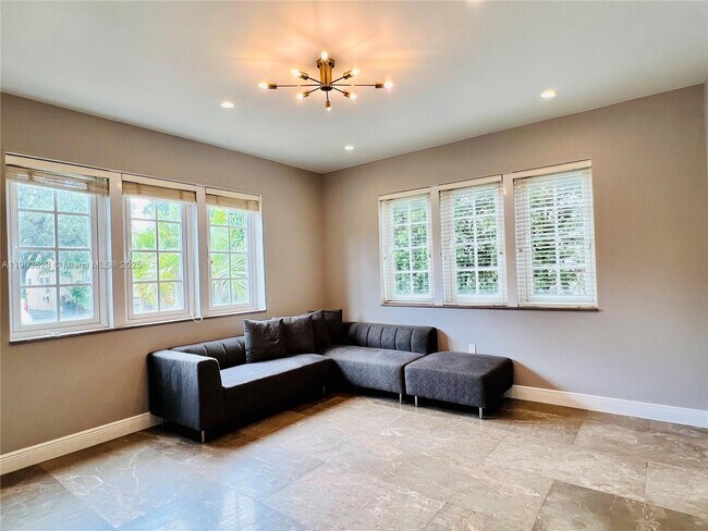 215 Phoenetia Ave in Coral Gables, FL - Building Photo - Building Photo