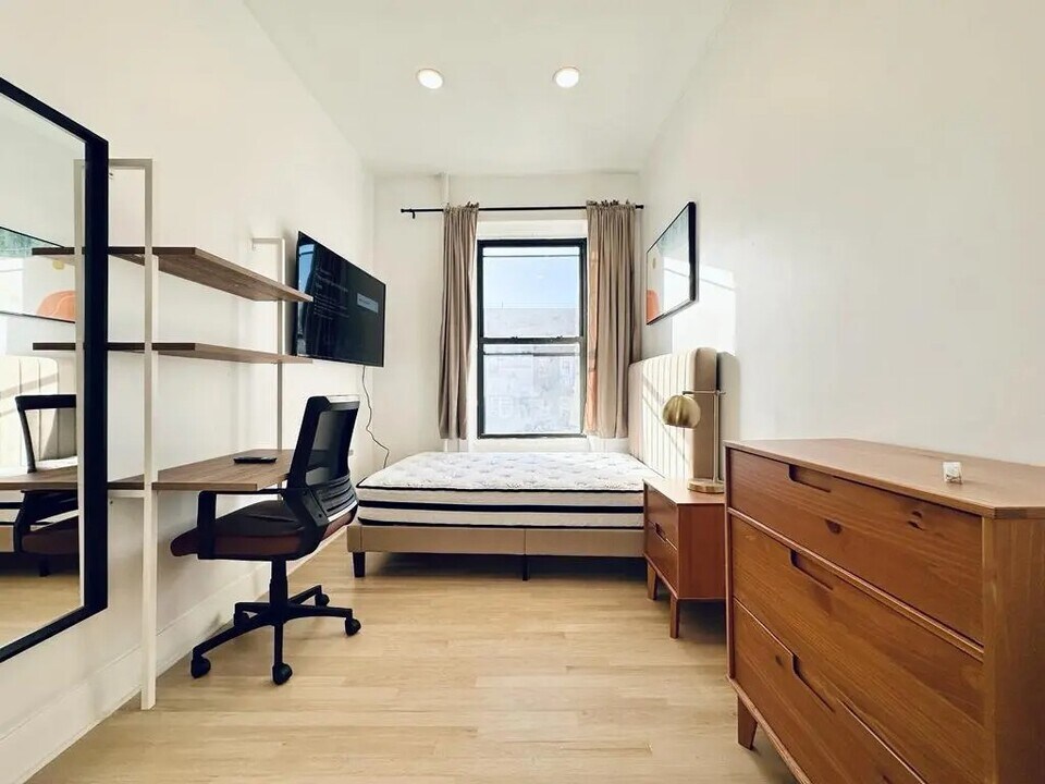 Furnished room/NOT APARTMENT in Brooklyn, NY - Building Photo
