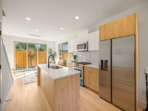 20 NE Monroe St in Portland, OR - Building Photo - Building Photo