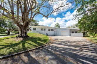 6205 SW 108th St in Pinecrest, FL - Foto de edificio - Building Photo