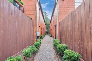 2225 Mimosa Dr in Houston, TX - Building Photo