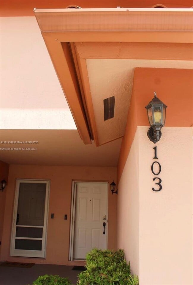 20824 San Simeon Way in North Miami Beach, FL - Building Photo - Building Photo