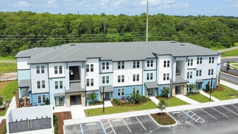 Pinnacle at Wesleyan in Kissimmee, FL - Building Photo