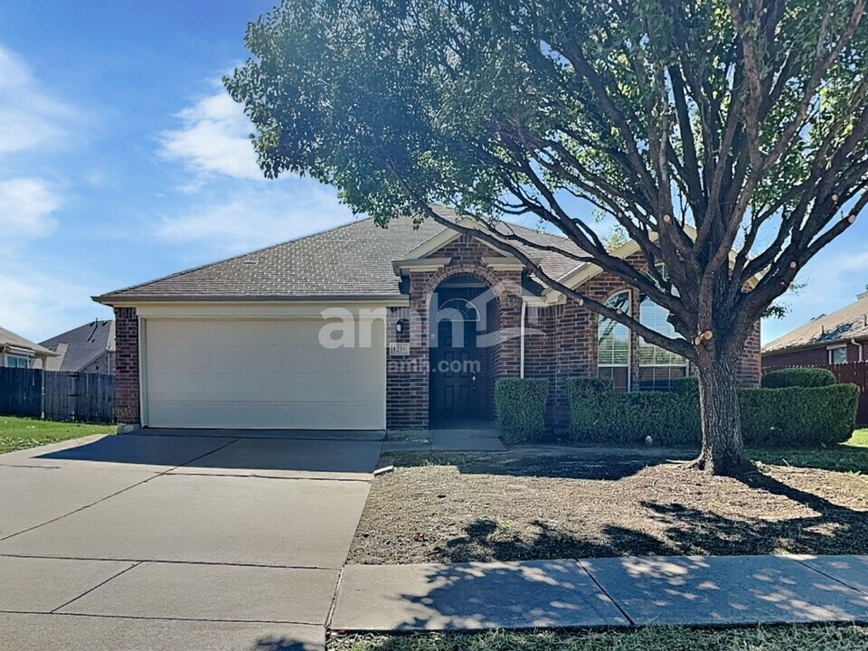 1216 Mule Deer Dr in Arlington, TX - Building Photo