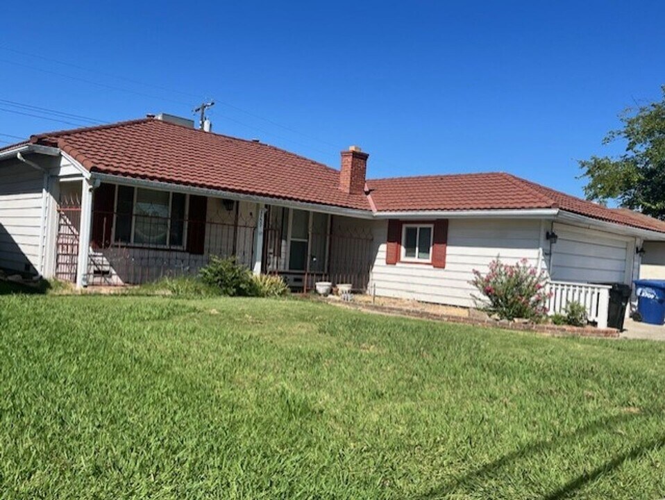 3709 Whitney Ave in Sacramento, CA - Building Photo